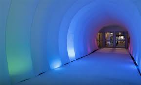 Túnel iluminado con luces azules y blancas en interior